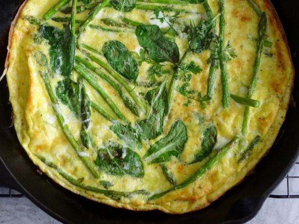 Frittata mit frühen Salaten und Spargel
