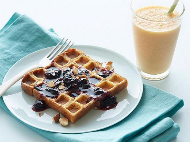 Waffel-French-Toast mit Blaubeersauce und Karotten-Ingwer-Smoothie
