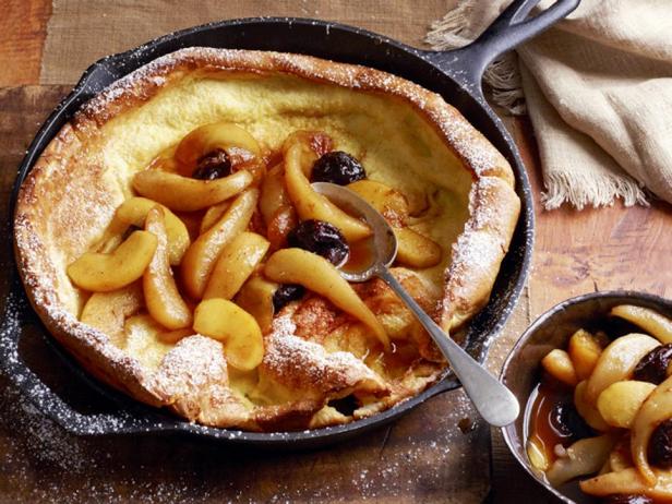 Luftiger Pfannkuchen mit Apfel-Birnen-Kompott