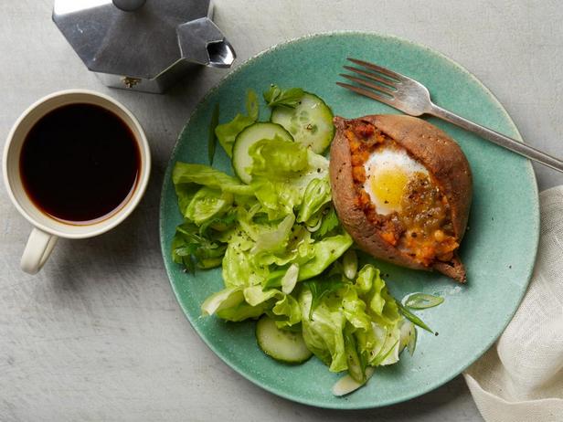 Frühstück mit zweimal gebackenen Süßkartoffeln (Whole30-Diät)