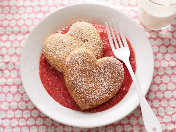 Vollkorn-Herzpfannkuchen mit Erdbeersauce