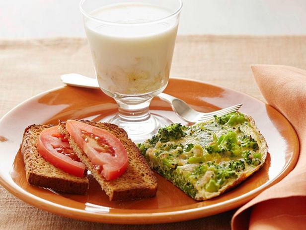 Vegetarisches Frühstück: Brokkoli-Frittata, Tomaten-Toast und Bananenmilch