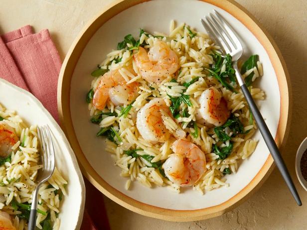 Garnelen in Zitronensauce mit Orzo-Nudeln und Rucola