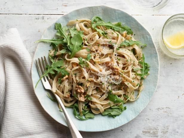 Fettuccine-Nudeln mit Walnüssen und Rucola