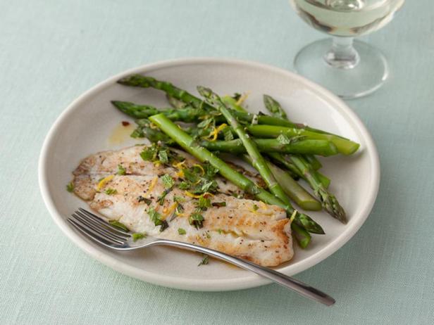 Tilapia mit gedämpftem Spargel und Minze