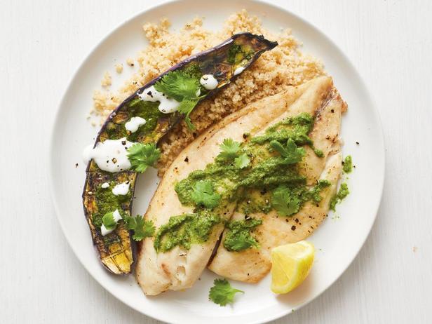 Marokkanisches gegrilltes Tilapia mit Auberginen