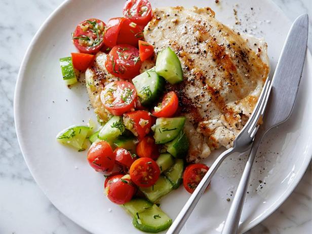 Gebratenes Hähnchen mit Tomaten-Gurken-Salat