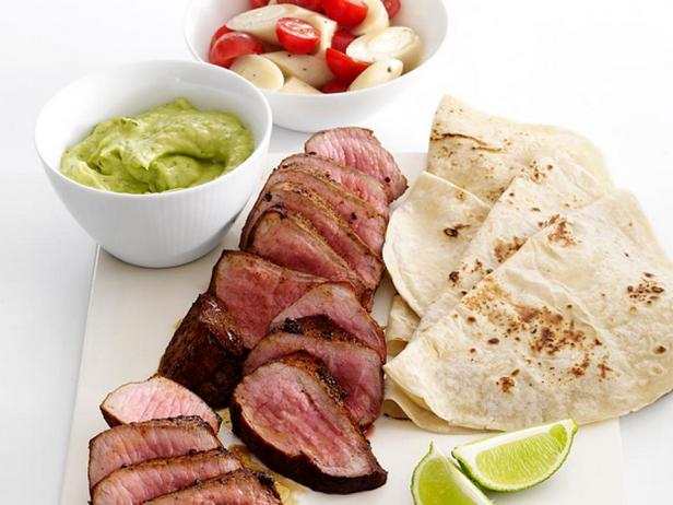 Fladenbrot mit Fleisch und Tomaten und Avocadosauce