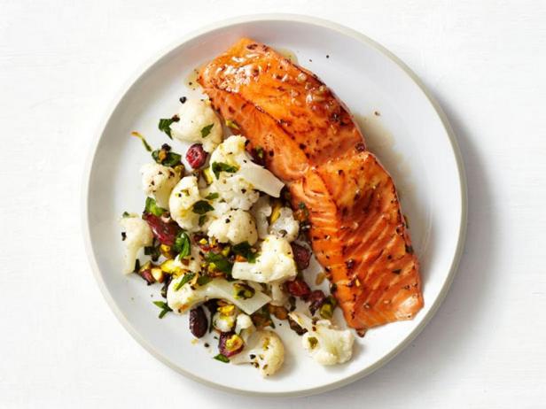 In Ahornsirup geschmorter Lachs mit geröstetem Blumenkohl und Preiselbeeren