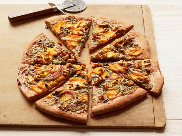 Pizza mit Butternusskürbis und Gorgonzola-Käse
