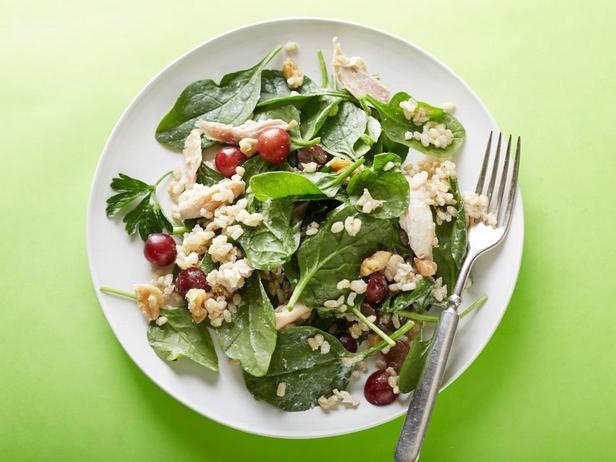 Salat mit Hähnchen, Spinat und Weintrauben