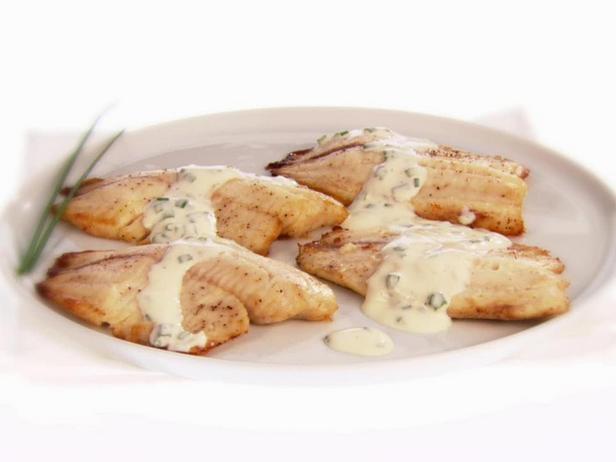 Im Ofen gebratener Tilapia mit Honig-Joghurt-Sauce