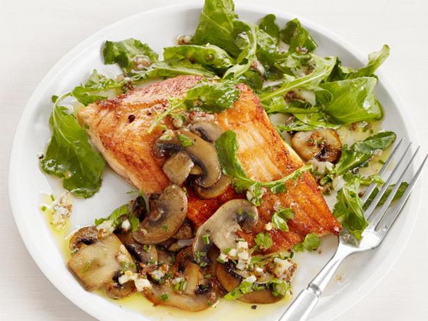 Arktischer Saibling mit gebratenen Champignons
