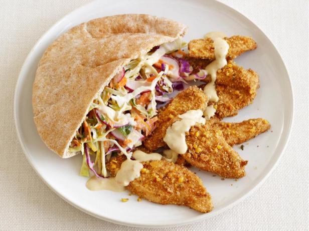 Arabische Sandwiches mit Hähnchen-Falafel und Krautsalat