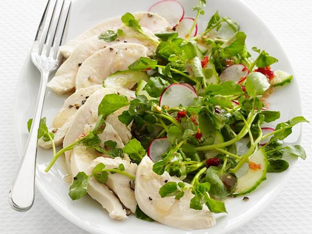 Hähnchenbrust und Salat mit Radieschen und Ingwer