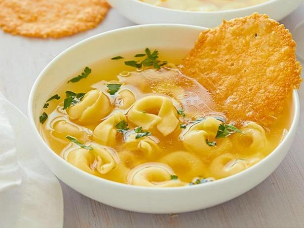 Tortellini mit Käse in einer leichten Brühe