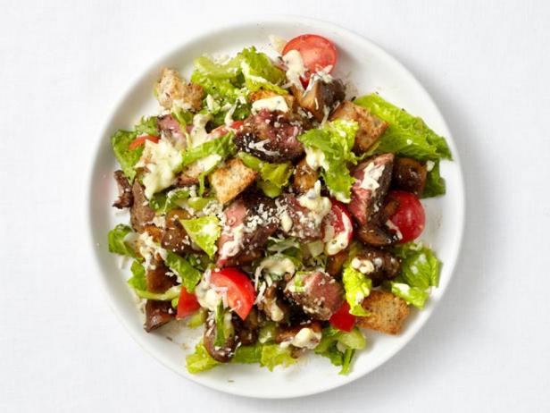 Warmer Salat mit Rindfleisch und eingelegten Pfefferkörnern