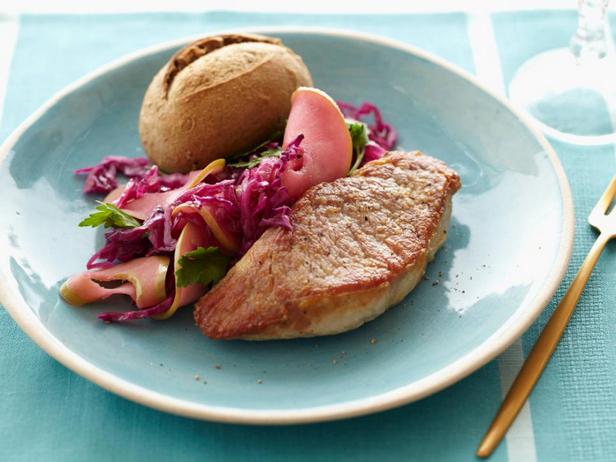 Schweinefilet mit geschmortem Kohl und Äpfeln