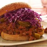 Veganer Sloppy Joe's Burger mit knusprigem Topping