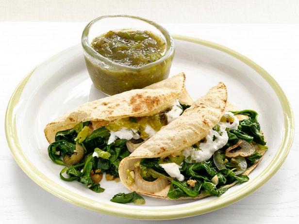 Wie man Ricotta-Spinat-Tacos zubereitet