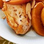 Gebratenes Hähnchen in säuerlicher Pfirsichsauce