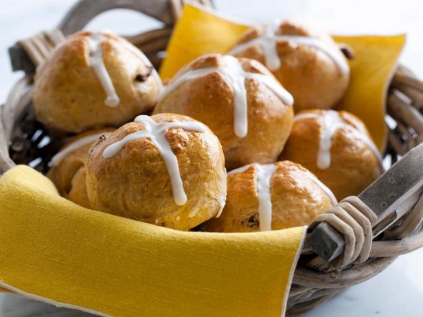 Wie man Osterkreuzbrötchen backt