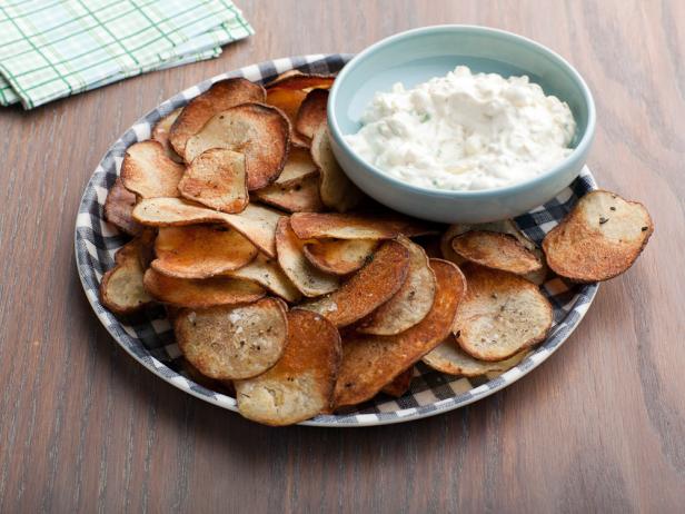 Come preparare le patatine fritte al pepe nero con salsa alla cipolla