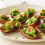 Kartoffelschalen gefüllt mit Brokkoli, Cheddar und Avocadocreme