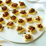 حساء الفطر على مربعات البولينتا