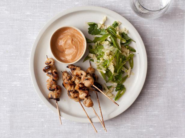 Wie man Hähnchen-Satay mit scharfer Erdnusssauce zubereitet