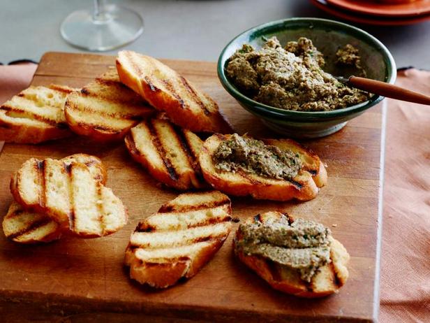 Wie man Pilzpesto-Crostini zubereitet