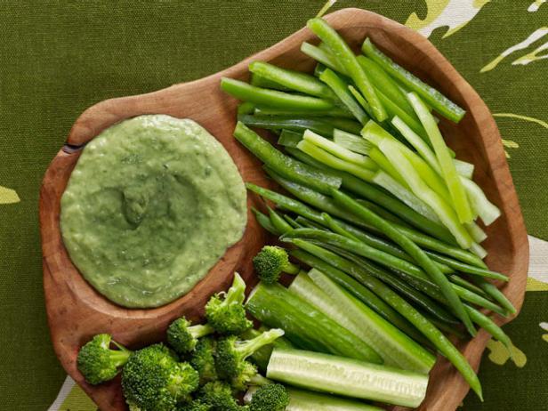 Wie man Green Goddess Dip-Sauce zubereitet