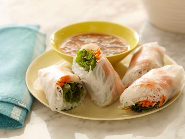 วิธีทำ - ปอเปี๊ยะสดนุ่มสไตล์เอเชีย เสิร์ฟพร้อมน้ำจิ้มเปรี้ยวหวาน