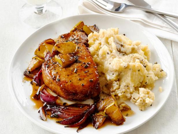 لحم خنزير مطهو ببطء مع عصير التفاح ومزين بالبطاطا المهروسة والحليب الرائب