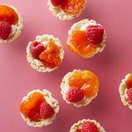 Törtchen mit Aprikosen und Himbeeren