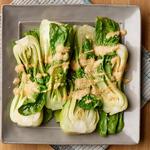 In der Mikrowelle zubereiteter Pak Choi mit Miso-Sauce