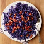 In der Mikrowelle geschmorter Rotkohl mit Speck und Kreuzkümmel