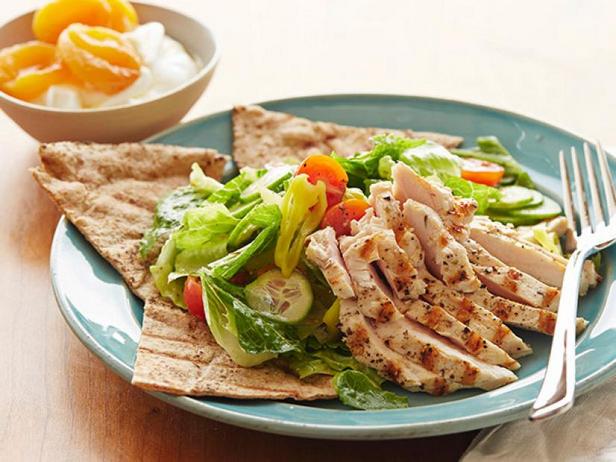 Kuidas valmistada - grillitud kana ja kuivatatud aprikooside salat Kreeka lameleival