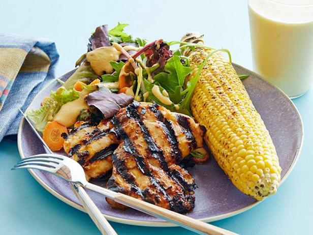 Како се прави - BBQ пилетина са зеленом салатом, грилованим кукурузом и смутијем