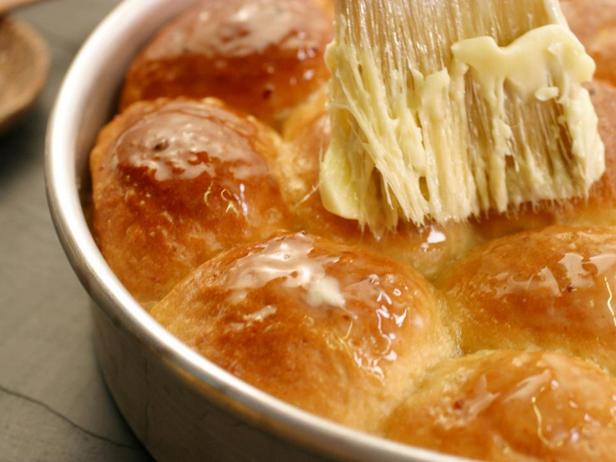 Das Gebäck mit Butter einfetten