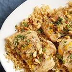 دجاج على طبقة من الأرز في الفرن