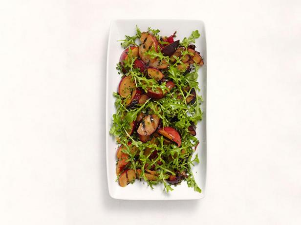 Rucola mit gebratenen Pflaumen