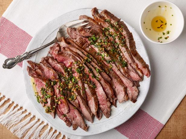 Einfaches Flanksteak, im Ofen mit Kräuterbutter gebacken