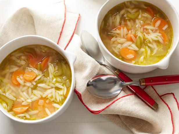شوربة نودلز بالخضار