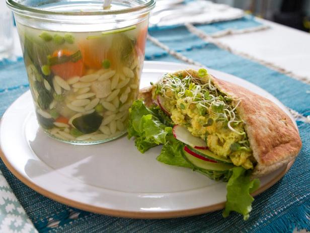 شوربة دجاج بالشعيرية في برطمان