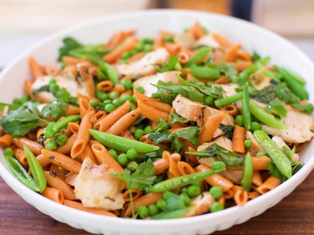 Zitronenpasta mit Hähnchen, Erbsen und Spinat