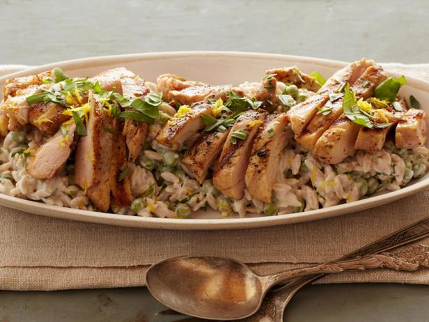 Cremige Zitronenpfeffer-Orzo-Pasta mit gebratenem Hähnchen