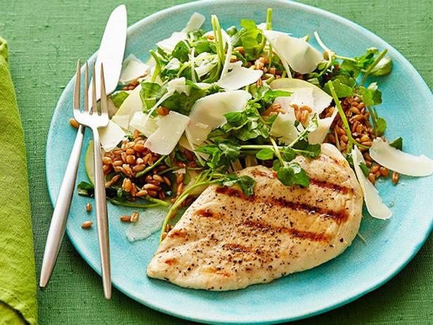 Gegrilltes Hähnchen mit Weizengrützesalat