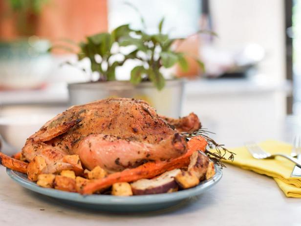 Ofengebackenes Hähnchen mit aromatischen Kräutern und geröstetem Wurzelgemüse
