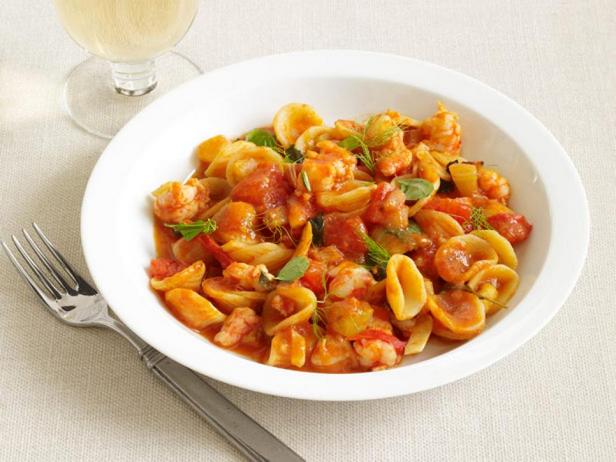 Orecchiette-Nudeln mit Garnelen in Tomatensauce